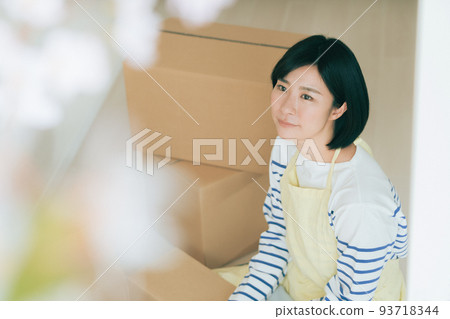 A woman who cleans up her parents' house 93718344