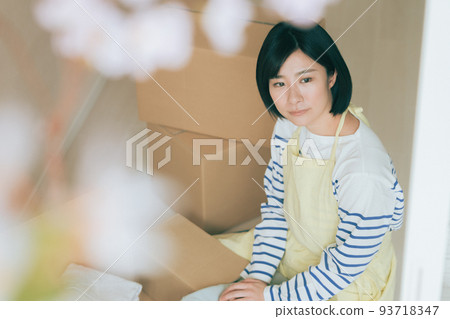 A woman who cleans up her parents' house A woman who cleans up her parents' house 93718347