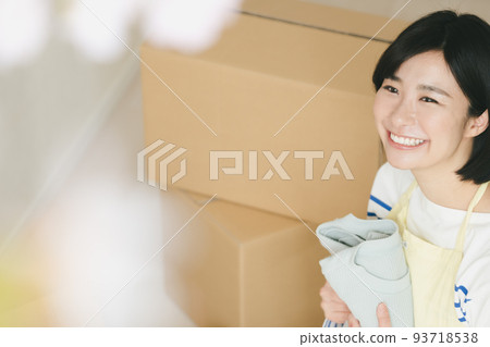 A woman who cleans up her parents' house A woman who cleans up her parents' house 93718538