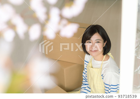 A woman who cleans up her parents' house A woman who cleans up her parents' house 93718539