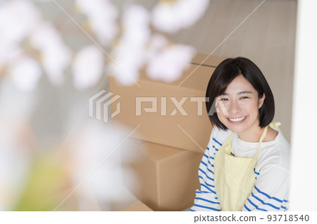 A woman who cleans up her parents' house A woman who cleans up her parents' house 93718540