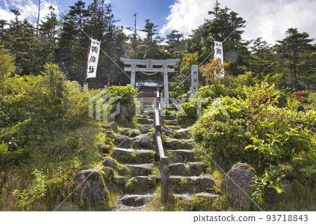 長野縣木曾町禦岳纜車山頂站附近的御岳神社 長野縣木曾町禦岳纜車山頂站附近的御岳神社 93718843