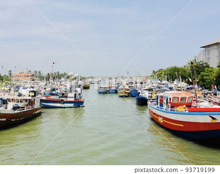 [Sri Lanka] Fishing boats in the Negombo lagoon 93719199