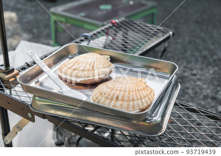 [Solo camping at the auto campsite, preparation for grilling scallops after removing the adductor muscle] 93719439