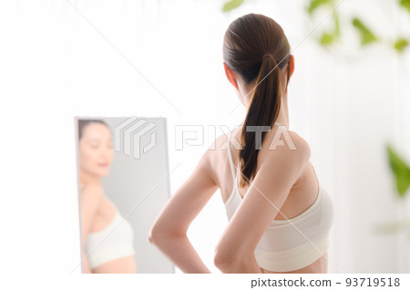 一個在乎照鏡子的女人 93719518
