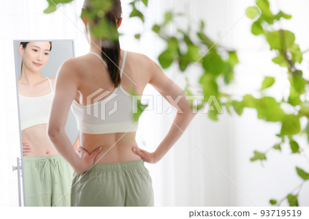 一個在乎照鏡子的女人 93719519