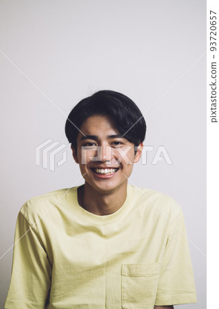 微笑的 20 多歲男性肖像 微笑的 20 多歲男性肖像 93720657