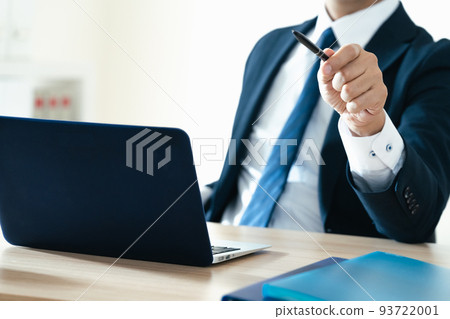 Businessman who pays attention to failure 93722001