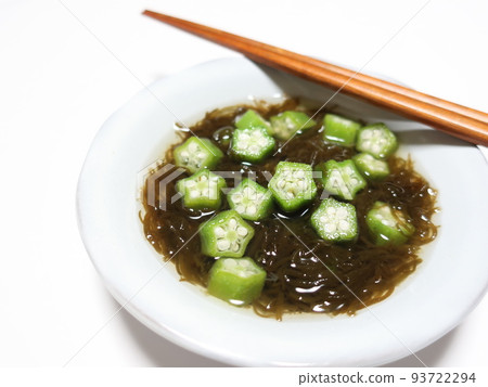 美味的醋漬mozuku和秋葵 93722294