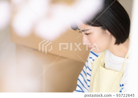 A woman who cleans up her parents' house A woman who cleans up her parents' house 93722645