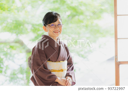 Plain brown color senior women's kimono 93722997