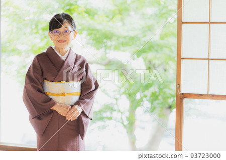 Plain brown color senior women's kimono 93723000