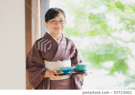Plain brown color senior women's kimono 93723002