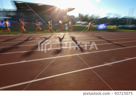 在田徑跑道上奔跑的運動員和影子 在田徑跑道上奔跑的運動員和影子 93723075