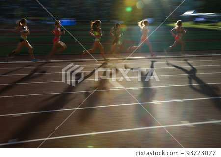在田徑跑道上奔跑的運動員和影子 在田徑跑道上奔跑的運動員和影子 93723077