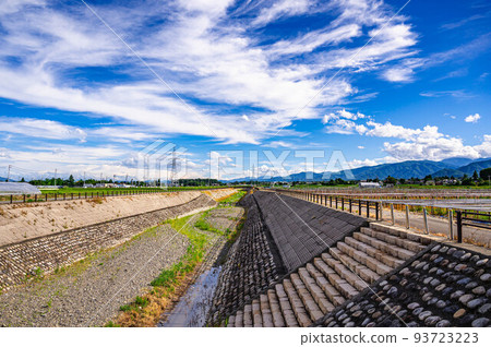夏季安住的排水渠和自然景觀 93723223