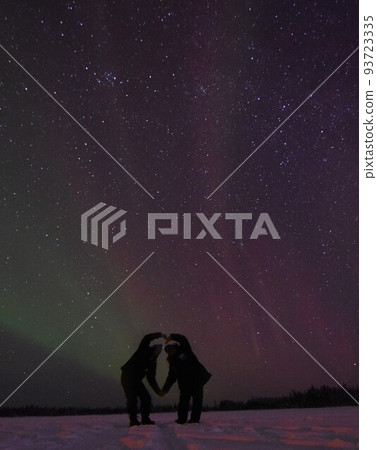 一對情侶在極光和星空下留下心印 一對情侶在極光和星空下留下心印 93723335
