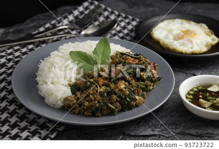 stir fried thai basil with minced pork with fried egg 93723722