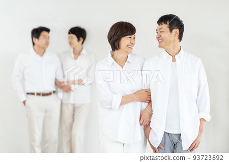 中年老年夫婦 93723892