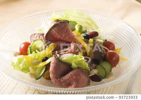 Roast beef salad served in a bowl Roast beef salad served in a bowl 93723933