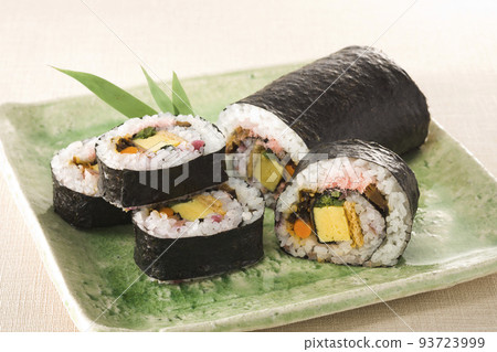 Cut futomaki served in a bowl Cut futomaki served in a bowl 93723999