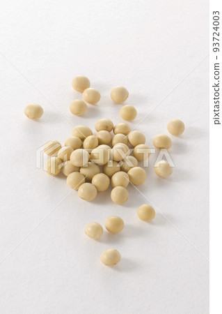 白色背景上的大豆 白色背景上的大豆 93724003