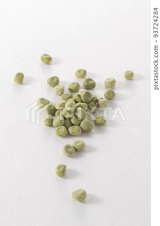 peas on white background 93724284