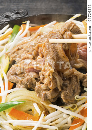 他端著烤成吉思汗肉 93724331