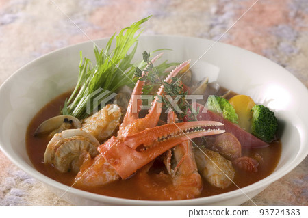 盛在碗裡的熱氣騰騰的法式海鮮湯 93724383