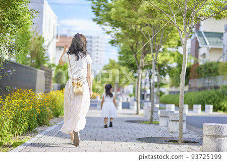 young mom and 3 year old daughter young mom and 3 year old daughter 93725199