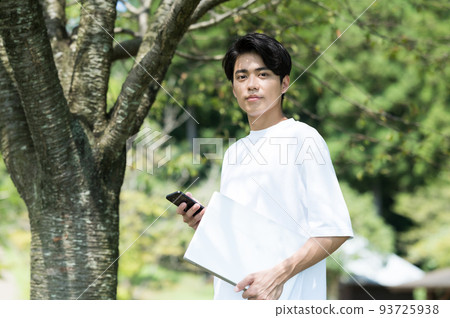 一個男人在戶外一隻手拿著智能手機 93725938