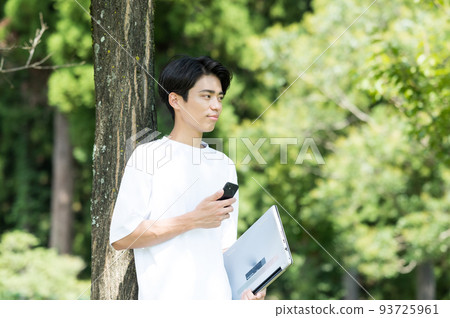 一個男人在戶外一隻手拿著智能手機 93725961