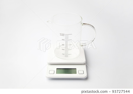 白色背景上的玻璃量杯 93727544
