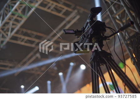 stream at a concert in a hall without spectators 93727585