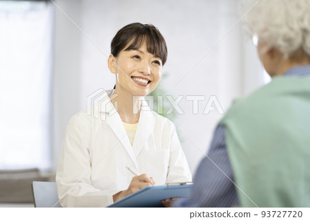 採訪一位資深婦女的女性醫生 93727720