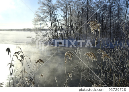 Lake Utonai and the air storm in the middle of winter Lake Utonai and the air storm in the middle of winter 93729728