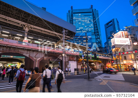 《東京》新橋站前，酒吧區 93732104