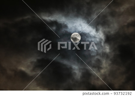 漂浮在雲中的滿月 漂浮在雲中的滿月 93732192