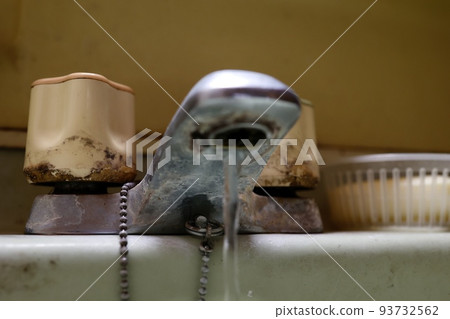 水龍頭髒了，有黴菌和水垢 93732562