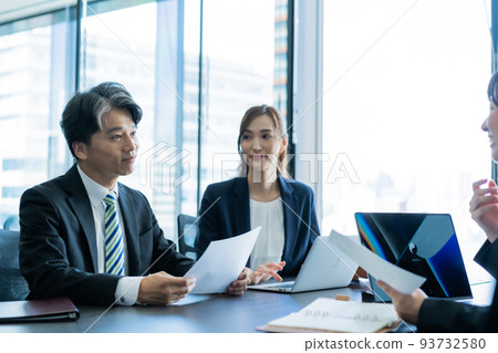 A meeting with a veteran man in a suit and a female employee explaining A meeting with a veteran man in a suit and a female employee explaining 93732580