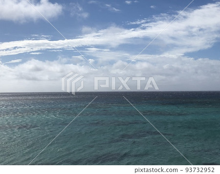 The sea, sky and horizon of Okinawa 93732952