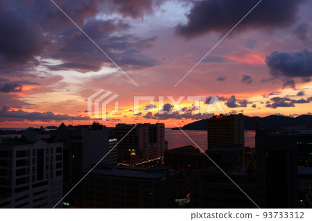 從小山的日落，哥打京那巴魯，婆羅洲島，馬來西亞 93733312