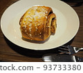 cinnamon roll  93733380