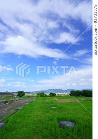 夏末時，奈良平城京遺跡，第二大極殿，若草山方向 93733578