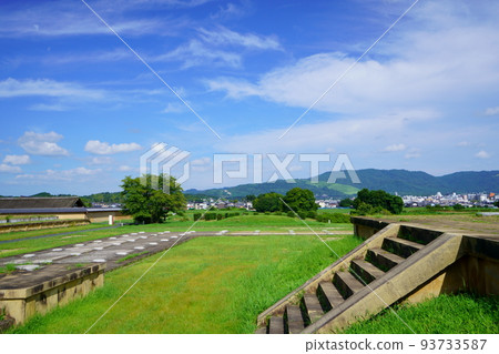夏末時,奈良平城京遺跡,第二大極殿,若草山方向 夏末時,奈良平城京遺跡,第二大極殿,若草山方向 93733587