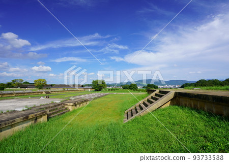 夏末時，奈良平城京遺跡，第二大極殿，若草山方向 93733588