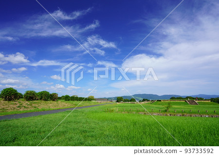 夏末的奈良平城峽，第二大極殿外的若草山方向 93733592