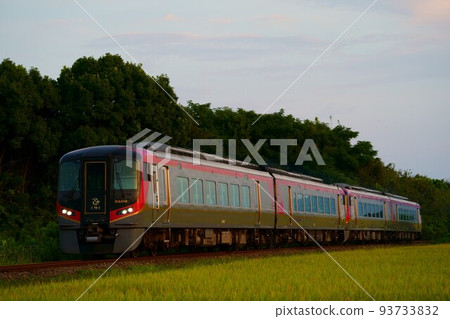 沐浴夕陽的2600系列4節車廂列車 沐浴夕陽的2600系列4節車廂列車 93733832