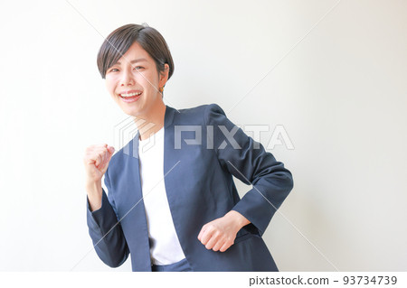 A woman who smiles in a running pose 3 A woman who smiles in a running pose 3 93734739