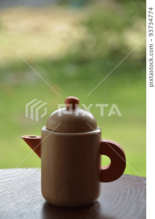 桌子上放著一個木製玩具茶壺，俯瞰花園 93734774